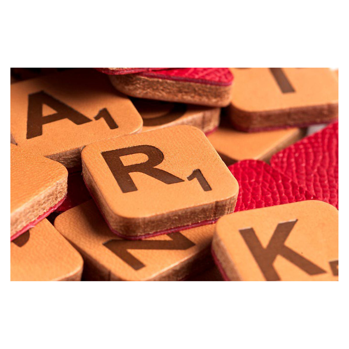 Geoffrey Parker – plateau de Scrabble en cuir rouge incrusté sur socle à côtés festonnés – détail