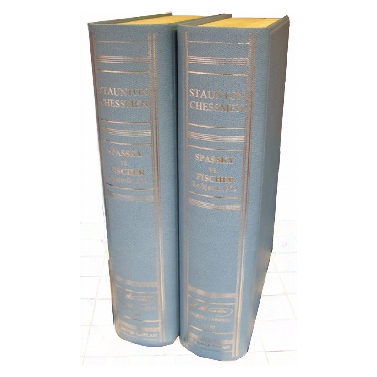 Geoffrey Parker – boîte-livre d’échecs en cuir ouverte sur des pièces Staunton dans leur doublure en suède – détail