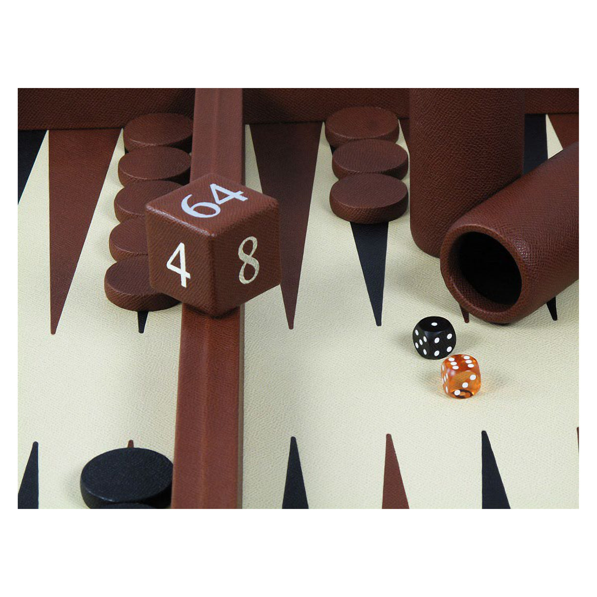 Geoffrey Parker – mallette de backgammon Classe Championnat en cuir, ouverte, avec pions en cuir et gobelets à dés – détail