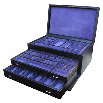 Geoffrey Parker – coffret de toilette pour homme en cuir noir, ouvert sur les plateaux à montres et boutons de manchette – détail