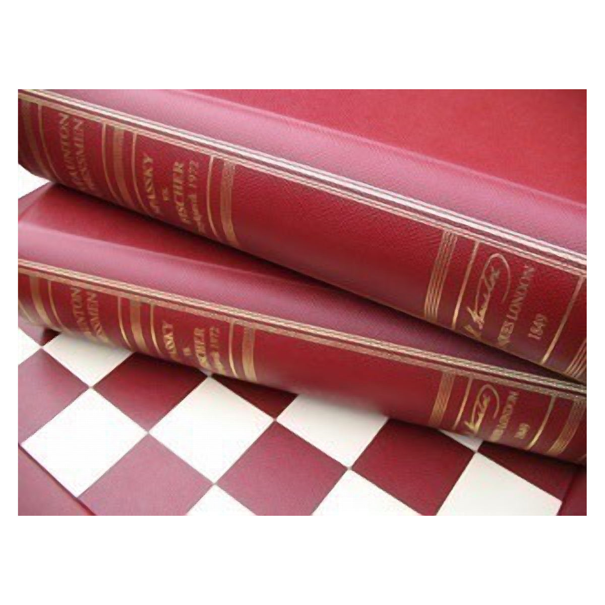 Geoffrey Parker – boîte-livre d’échecs en cuir ouverte sur des pièces Staunton dans leur doublure en suède – détail