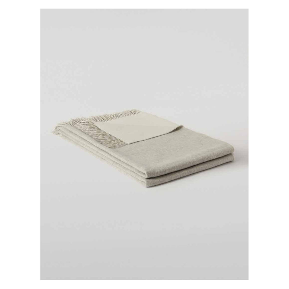 Jeté de lit réversible uni Johnstons of Elgin, coloris Argent / blanc