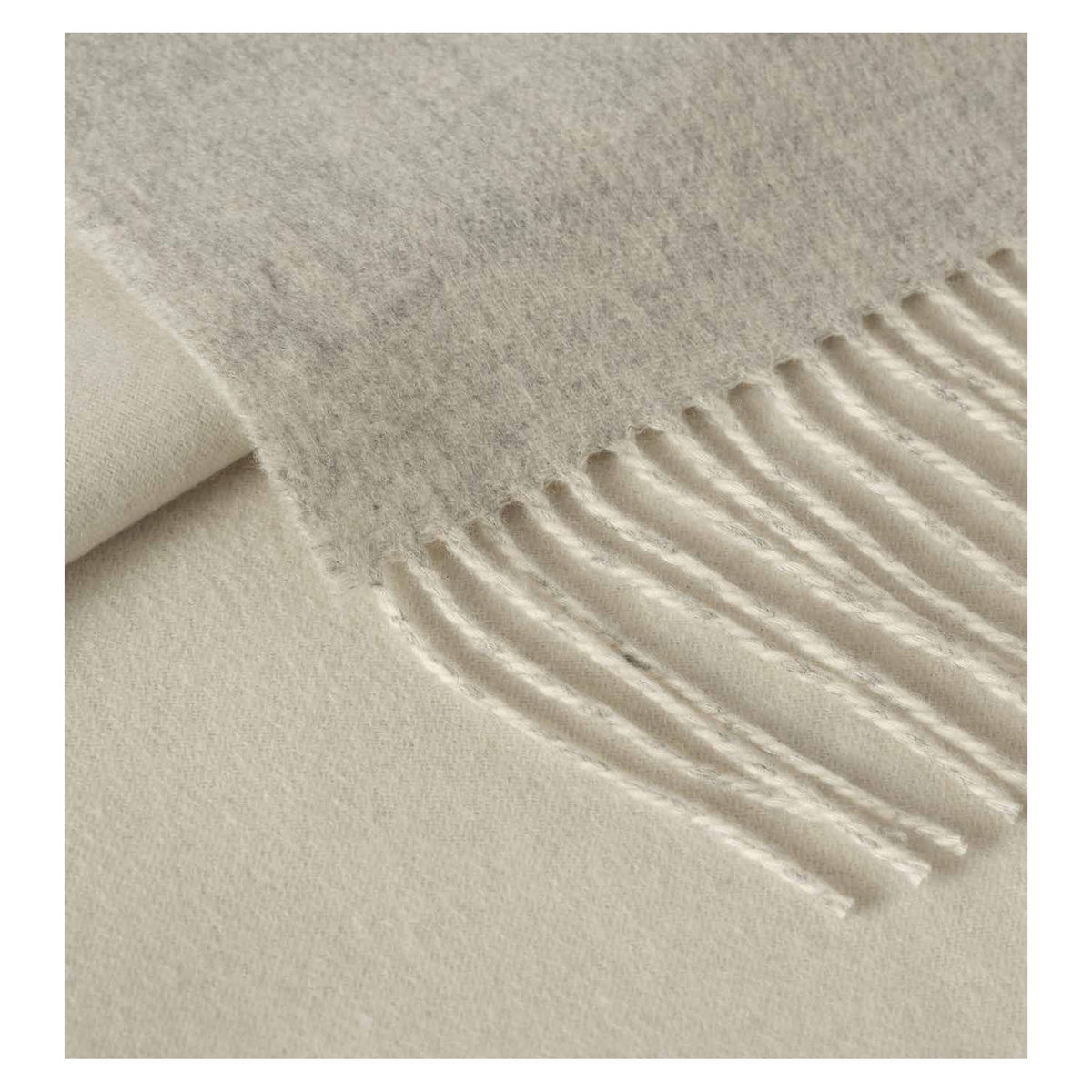 Jeté de lit réversible uni Johnstons of Elgin, coloris Argent / blanc — détail