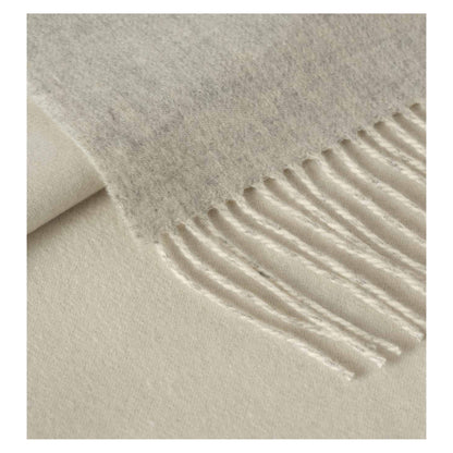 Jeté de lit réversible uni Johnstons of Elgin, coloris Argent / blanc — détail