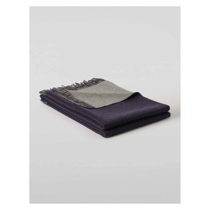 Plaid réversible uni Johnstons of Elgin, coloris Marine / gris clair